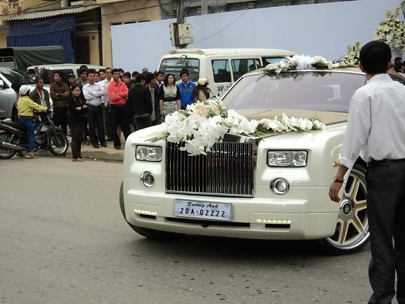 Ngày 5,6/12/2011, đám cưới của anh Quốc Vương đã đc tổ chức tại nhà riêng ở Tân Lập, Thái Nguyên .(Trong ảnh: Chiếc siêu xe Phantom Rolls - Royce chưa đăng ký biển dẫn đầu đoàn xe rước dâu.)