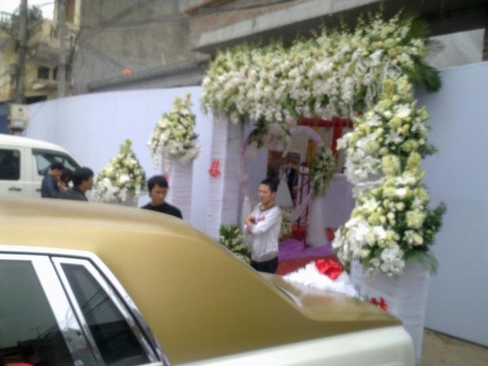 Cổng hoa bên ngoài đám cưới.