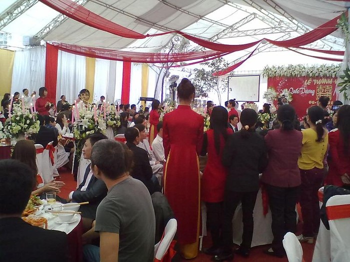 Rất đông quan khách tham dự lễ thành hôn.