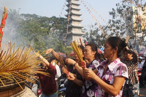 Cảnh không ít người đi lễ thiếu ý thức đua nhau đốt nhang diễn ra liên tục tại nhiều chùa ở TP HCM.