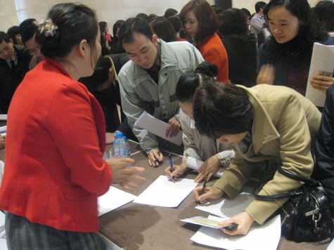 Cư dân Keangnam đồng loạt ký tên vào biên bản dừng hội nghị chung cư.