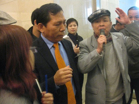 Ông Ha Jong Suk, Chủ tịch công ty TNHH một thành viên Keangnam Vina (áo sơ mi xanh, đeo cà vạt màu cam) trong hội nghị chung cư bất thành vào sáng nay.