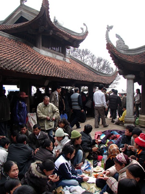 Cảnh ăn uống tưng bừng, tràn lan ngay trước cửa điện chùa Yên Tử.