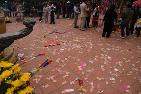 Sau khi hái lộc, người đi viếng chùa biến sân chùa Pháp Lâm (Đà Nẵng) thành bãi rác phong bao lì xì