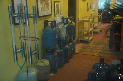 Những bình gas lớn dùng để phục vụ đun nấu ở quán ăn Ngon.
