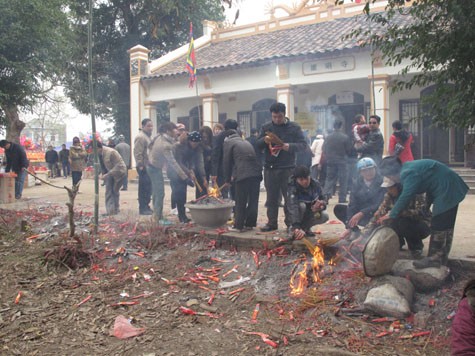 Rác từ vỏ hương, đua nhau châm hương ở chùa tại tỉnh Cao Bằng.