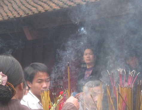 Không ít người thiếu ý thức vẫn đua nhau thắp hương trước cửa điện chùa.