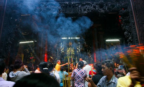 Hương khói nghi ngút trong đền thờ Ngọc Hoàng (Tp.HCM)