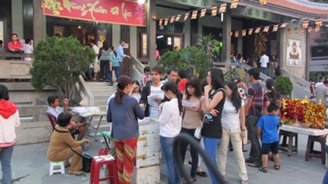 Hàng quán bán ngang nhiên trong không ít khuôn viên chùa ở Tp. HCM.