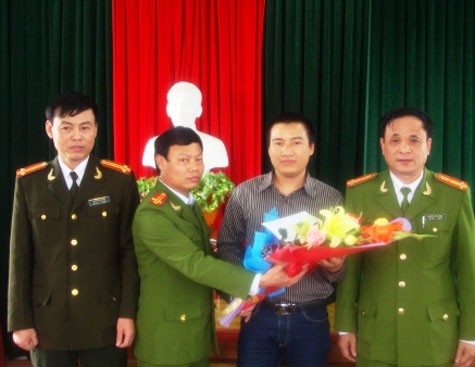 Phóng viên Phạm Minh Thùy (áo kẻ) nhận hoa, quà và thư khen
