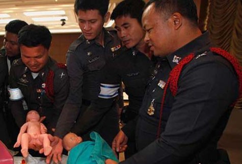 Cảnh sát Thái trong một khóa đỡ đẻ cho sản phụ.