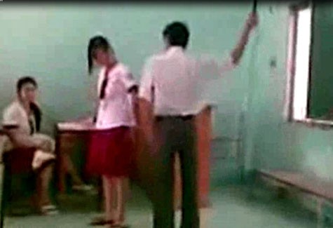 Thầy giáo đã dùng thước gỗ và lần lượt gọi các học sinh, đa phần là học sinh nữ lên phần bục giảng trước lớp để đánh (ảnh cắt từ clip).