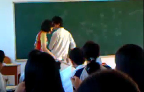 Cô giáo trong đoạn clip này đã được xác minh rõ là giáo viên môn sinh học trường THPT Dân lập Lê Hồng Phong (Bà Rịa - Vũng Tàu) (ảnh cắt từ clip)