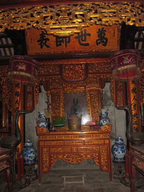 Trong hậu cung là bàn thờ với pho tượng của đức Khổng Tử.