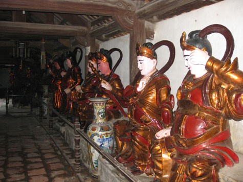 Các pho tượng các vị Bát bộ kim cương trong chùa Chuông rất uy nghi.