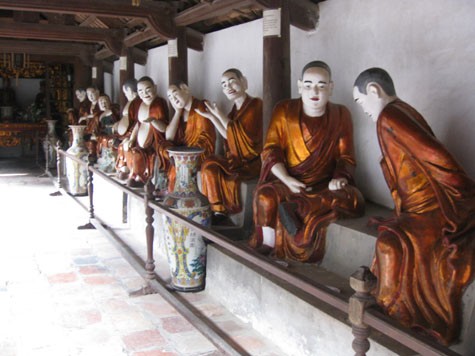Đặc sắc nhất trong ngôi chùa cổ này chính là hệ thống các pho tượng Phật được chế tác rất tinh xảo đất sét. Từ những mảng đất sét vô tri vô giác, qua bàn tay nhào nặn tinh xảo của những nghệ nhân đất Việt đã biến thành những tư thế, dáng vẻ của hàng chục pho tượng Phật nơi đây.