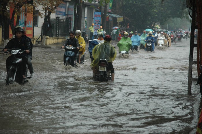 Cơn mưa lớn bất ngờ sáng nay đã biến nhiều con phố thành "sông".