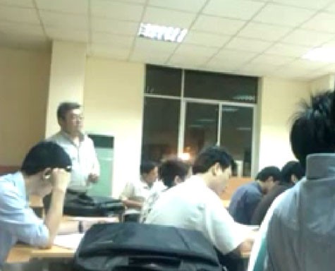 Học viên Lê Trần Công (người đứng) đã có những lời nói, thái độ thiếu tôn trọng giảng viên trong lớp học. (Ảnh cắt từ clip)