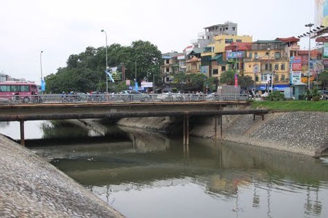 Độc giả cho rằng việc mở thêm các cầu qua sông Tô Lịch sẽ góp phần giảm ùn tắc ở thủ đô. (Ảnh: minh họa/ Internet).