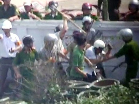 Hình ảnh nhà báo VOV bị đánh khi đi tác nghiệp ở Văn Giang, Hưng Yên đã được quay lại trong một đoạn clip dài hơn 1 phút.
