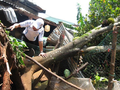 Lốc xoáy gây thiệt hại nhà cửa và tài sản của người dân huyện Chư Pah (Ảnh: VTC News).