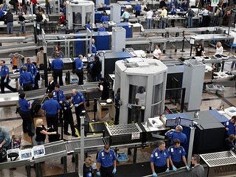 Kiểm tra an ninh tại sân bay quốc tế Denver (Mỹ) - Ảnh: Reuters