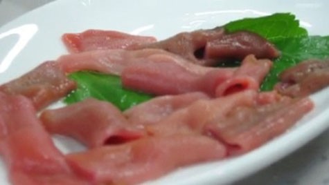 >>>Món thịt cá sống vẫn nhúc nhích ở Hàn Quốc. Mời bạn đọc theo dõi clip tại đây.