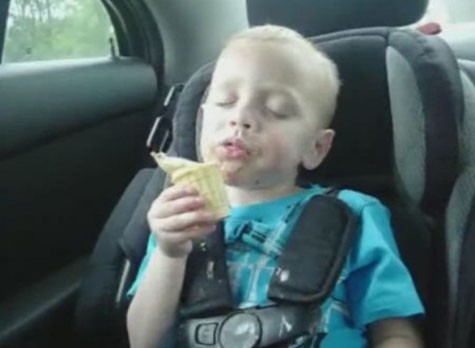 >>>Em bé đấu tranh quyết liệt giữa cơn buồn ngủ và ăn kem. Mời bạn đọc theo dõi clip tại đây