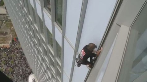 >>>Nhiều người đã khiếp sợ trước màn trình diễn leo lên tòa nhà cao tầng không cần dây bảo hiểm. Mời bạn đọc theo dõi clip tại đây.