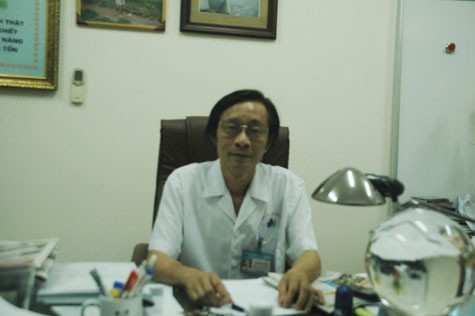 Tiến sĩ Nguyễn Sỹ Hóa, Phó giám đốc Viện Da liễu Trung ương cho rằng, việc đối xử với những bệnh nhân phong như vậy của cán bộ, hộ lý tại trung tâm da liễu Hà Đông là không thể chấp nhận được.