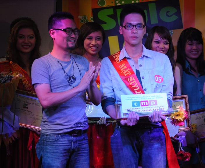 Sau 2 phần thi căng thẳng mà cũng rất sôi động, thí sinh Hà Duy Khánh đã xuất sắc giành giải gương mặt Style JC 2012.