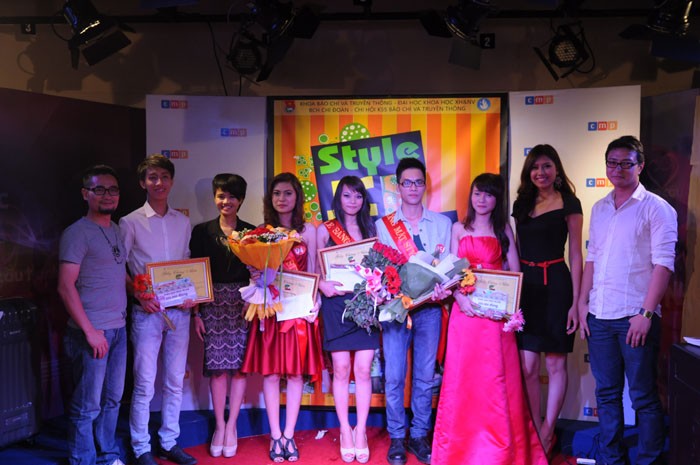 Hoa hậu biển Nguyễn Thị Loan cùng các thành viên ban giám khảo chụp ảnh lưu niệm với các thí sinh trong đêm chung kết.