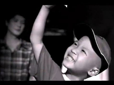 Hình ảnh cậu bé Tuấn được cắt từ đoạn clip quảng cáo mì Gấu đỏ.