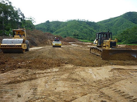 Dự án đường cao tốc Hà Nội - Lào Cai chậm tiến độ thi công. Ảnh: ĐỖ DU/Người lao động.
