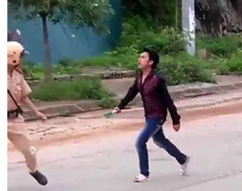 Đối tượng dùng hung khí hành hung cảnh sát giao thông ở Lạng Sơn đã bị bắt và khởi tố. (Ảnh cắt từ clip)