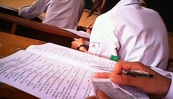 Những hình ảnh tiêu cực trong kỳ thi tốt nghiệp THPT xảy ra tại Bắc Giang vừa qua (Ảnh cắt từ clip)