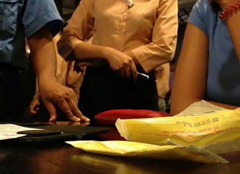Hình ảnh về thái độ phục vụ bị "tố" là thiếu tôn trọng, hành hung khách hàng của nhân viên nhà hàng Sen Việt (Ảnh cắt từ clip)