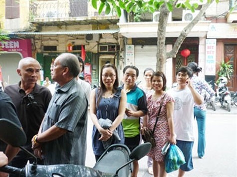 Cảnh xếp hàng để được ăn phở của người Hà Nội (nguồn: Internet)