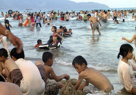 Biển Mỹ Khê, Đà Nẵng đông đúc trong những ngày nắng nóng (Ảnh: VTC News)
