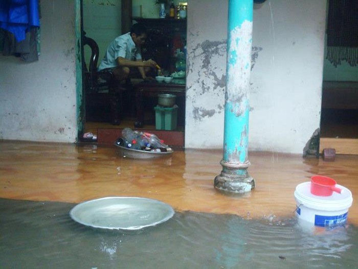 Nước ngập sâu, tràn lên đến tận hiên nhà một hộ dân trong phố Trần Bình