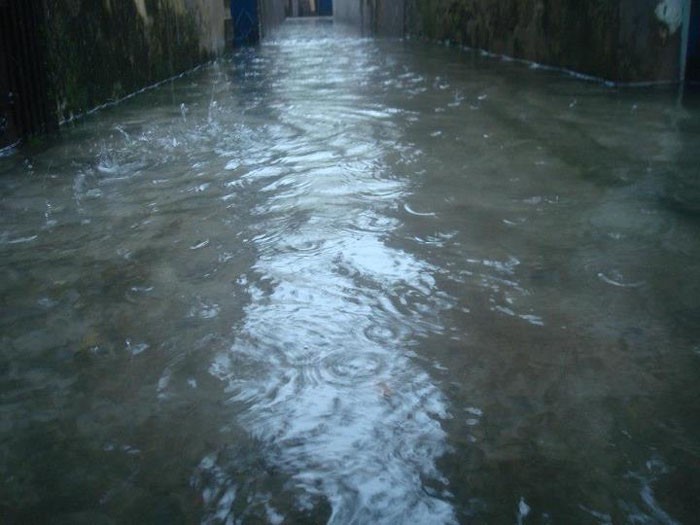 Theo nhiều người dân, lần ngập lụt này gần tương tự với trận lụt lịch sử năm 2008 ở Hà Nội.