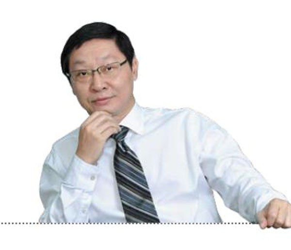 Ông Trịnh Kim Quang, người cũng vừa từ nhiệm chức Phó chủ tịch HĐQT AC. Từ năm 1993 đến năm 1998, ông là Phó Tổng giám đốc Ngân hàng Á Châu và là Phó Chủ tịch HĐQT cho đến ngày xin từ nhiệm. Ông là Tổng Giám đốc và Chủ tịch Hội đồng quản trị Công ty Chứng khoán ACB (ACBS) từ năm 1998 đến năm 2007.