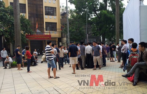 Tới 7 giờ sáng 7/10/2012, hàng trăm khách hàng vẫn bức xúc tụ tập tại 191 Bà Triệu.