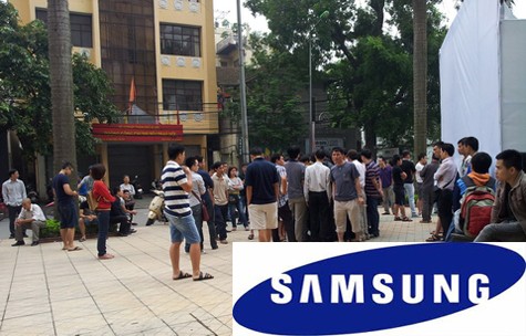 Hàng trăm khách hàng tụ tập vào sáng 7/10 bày tỏ sự thất vọng, bức xúc về cách đối xử của Samsung Việt Nam (Ảnh: Vnmedia).