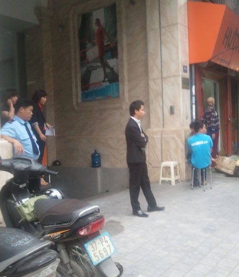 Ngay từ đầu giờ làm việc sáng nay, rất nhiều nhân viên của Nhommua.com đã có mặt ở trước cổng trụ sở tại Hà Nội để thông báo tới khách hàng về sự cố và hướng giải quyết.