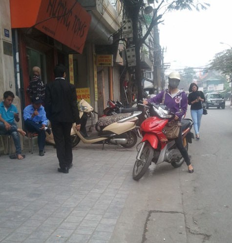 Hầu hết các khách hàng sau khi được nhân viên công ty giải thích bên ngoài trụ sở tại Hà Nội đều yên tâm quay xe trở về.
