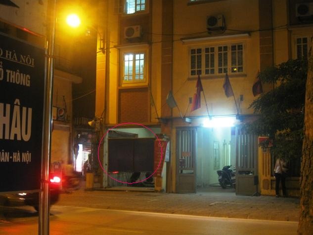Sau khi báo điện tử Giáo dục Việt Nam phản ánh tình trạng cột ATM của ngân hàng ngang nhiên lấn chiếm cả vào trước trụ sở CA phường Thanh Xuân Trung thì hiện nay 2 cột ATM đã đuợc dỡ bỏ (khu vực vòng tròn đỏ trước đây là nơi đặt máy ATM ảnh chụp chiều ngày 22/11)