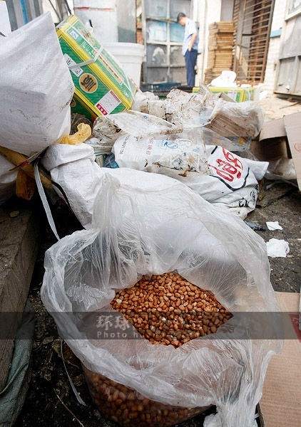 Những túi đậu phụng – nguyên liệu để làm nhân bánh – được để ở ngay dưới đất ngay bên cạnh những túi rác