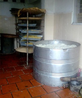 Không gian ẩm thấp nơi sản xuất bánh trung thu mỗi dịp thu về.