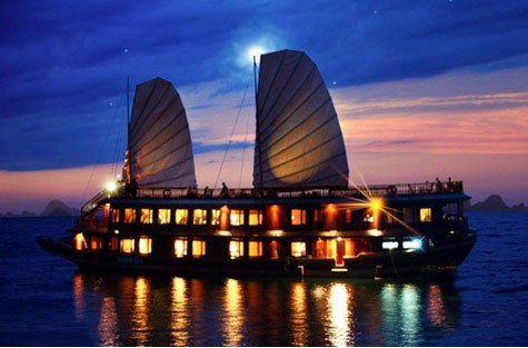 Hãy tận hưởng một đêm lãng mạn, nên thơ giữa ba bề sông nước tại Hạ Long.